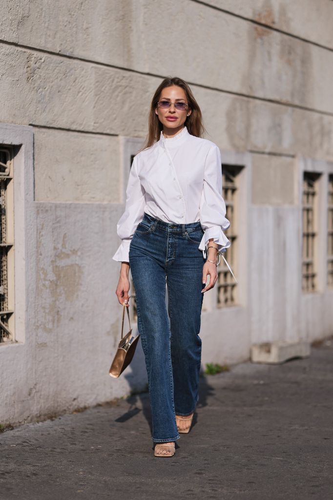 Una blusa blanca es ese básico que nunca falla.
