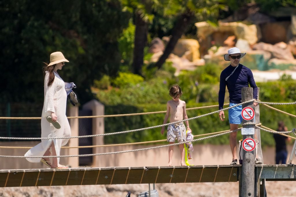 Tras anunciar su embarazo. Anne Hathaway y su esposo Adam Shulman se fueron de vacaciones con sus hijos.