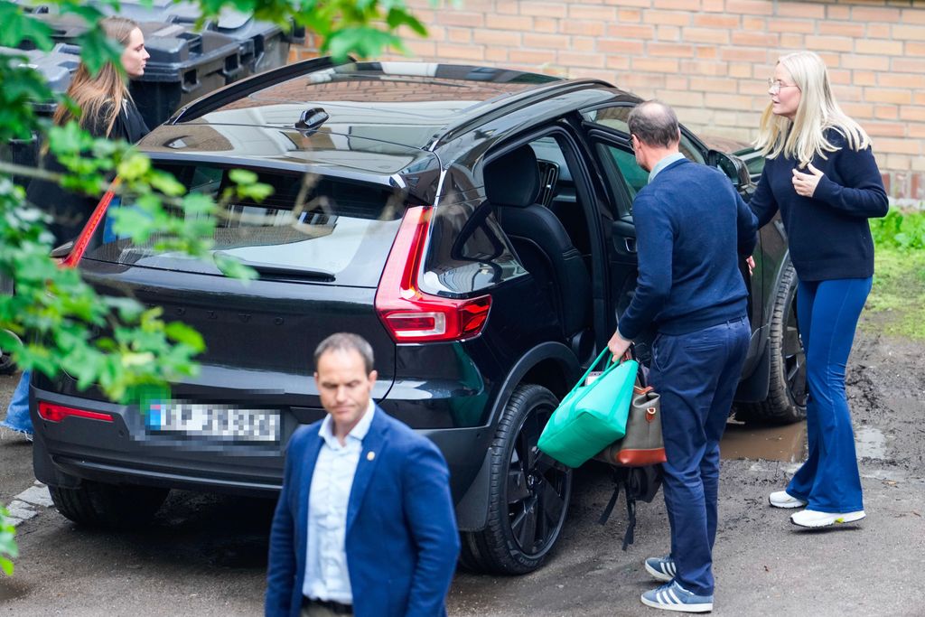 El príncipe Haakon y la princesa Mette-Marit llegan con su hija Ingrid Alexandra al Hospital Universitario de Oslo, Rikshospitalet, el 4 de junio de 2026