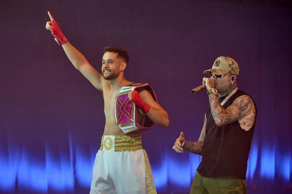 El protagonista en su gran entrada junto a Farruko y el cinturón que se llevó en el combate del año pasado