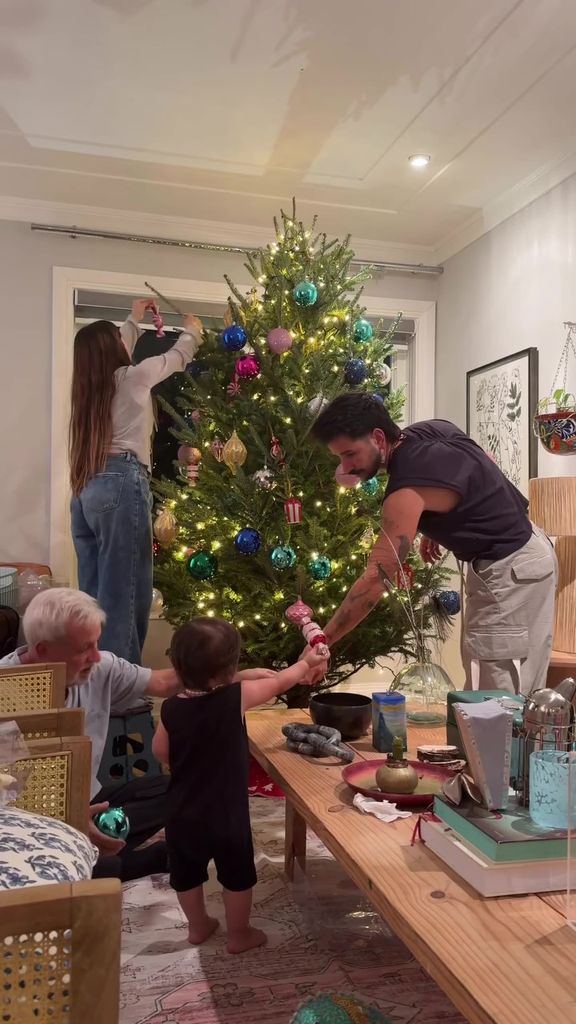 Evaluna y Camilo pusieron decoraron el arbolito de Navidad de los padres del cantante.