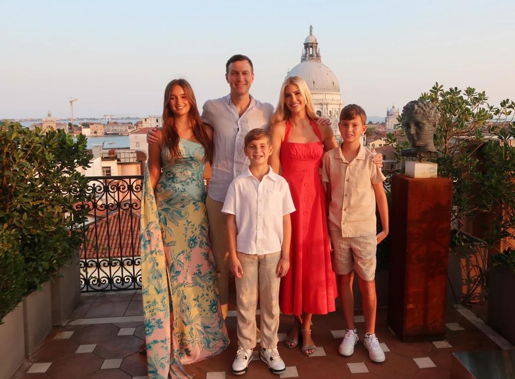 Ivanka y Jared Kushner posaron junto a sus hijos con la Basilica de Santa Maria della Salute como telón de fondo.
