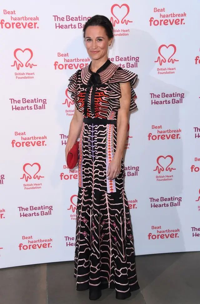 Pippa Middleton eligió un llamativo vestido de Temperley London para el baile benéfico Beating Hearts de la British Heart Foundation en 2019.
