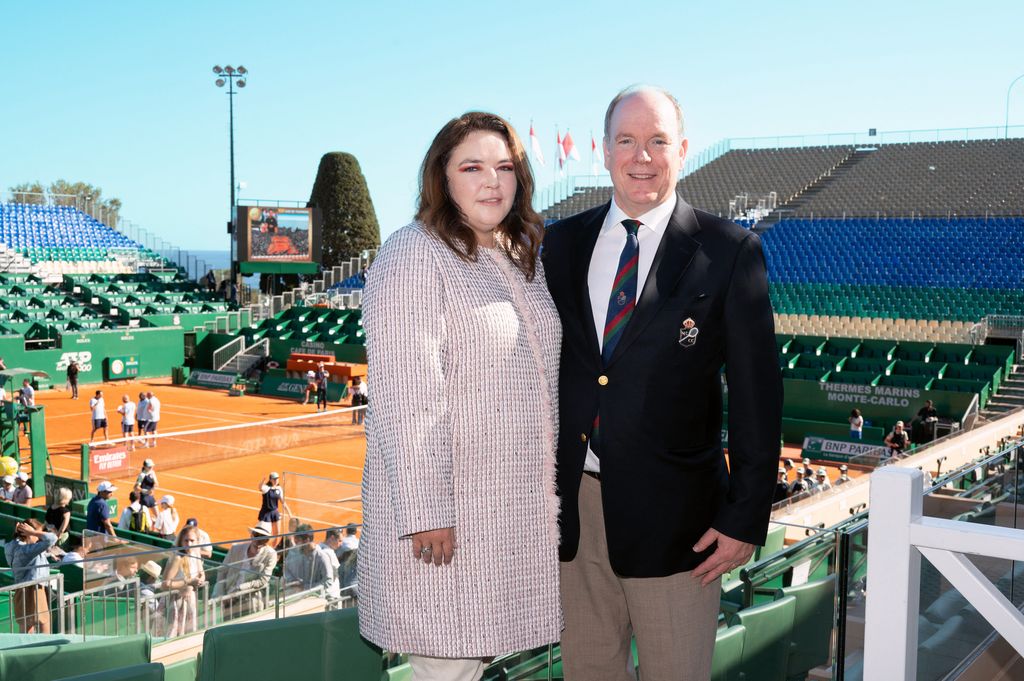 Alberto de Mónaco con su prima, Melanie Antoinette Costello de Massy, en el tenis de Montecarlos en el año 2022