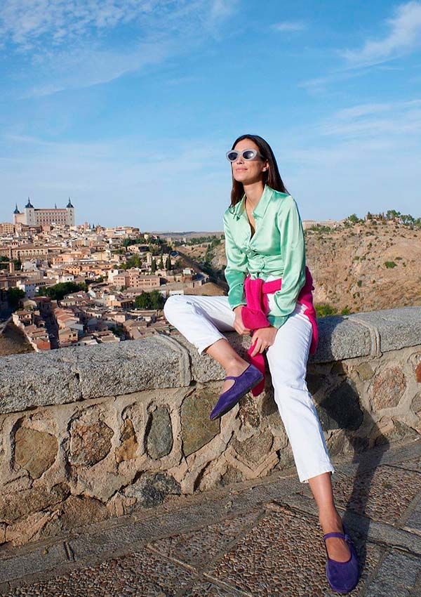 Sassa de Osma con pantalón blanco