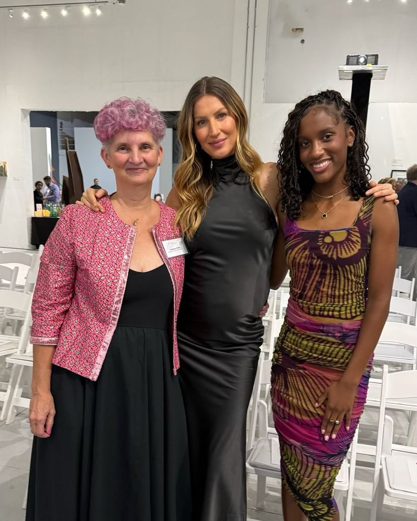 Plano medio de Gisele Bündchen en un evento de un refugio