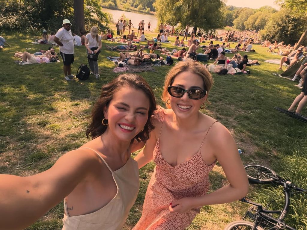 Selena junto a una amiga en el parque Hampstead Heath
