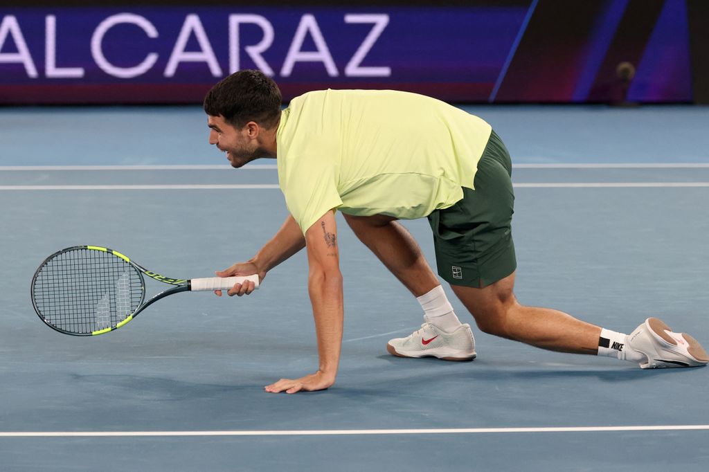 Carlos Alcaraz participa en el One Point Slam, el torneo de exhibición previo al Abierto de Australia disputado en el Rod Laver Arena, donde profesionales y amateurs se enfrentan en partidos decididos en un solo punto