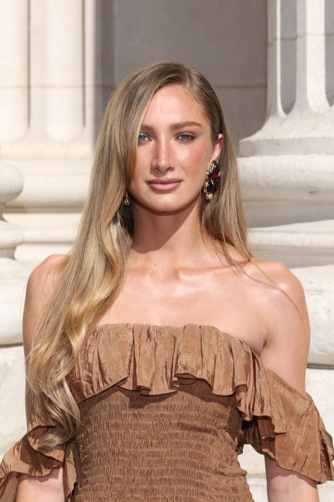 Mathilde Pinault apostó por la sencillez con un beauty look enfocado en mostrar una piel muy saludable 