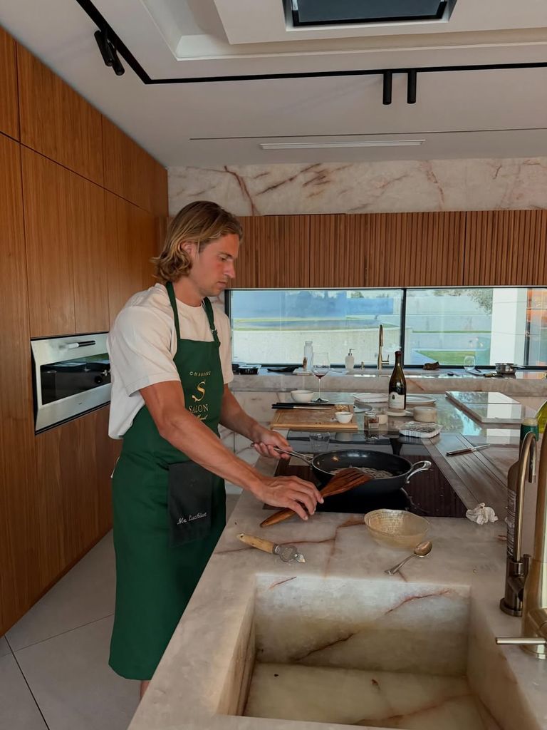 Marcos Llorente, cocinando en su casa