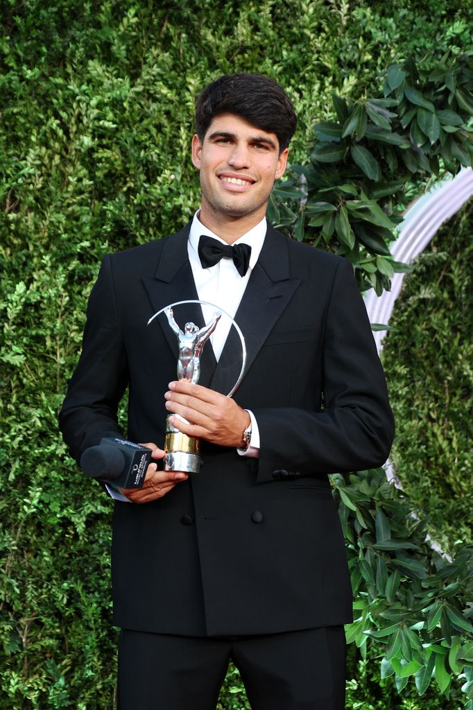 Carlos Alcaraz posa con el premio Laureus