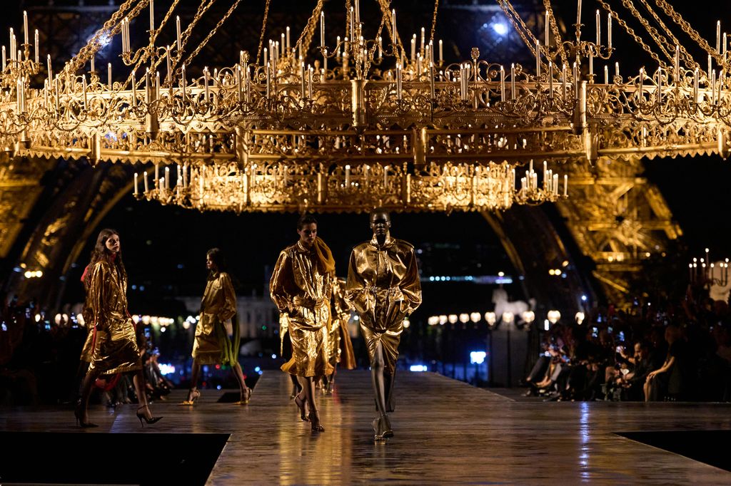 El desfile SS27 fue un homenaje a los años dorados del diseñador al frente de Saint Laurent. 