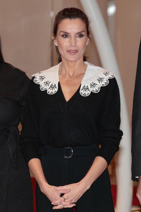 Reina Letizia jersey negro cuello blanco FITUR