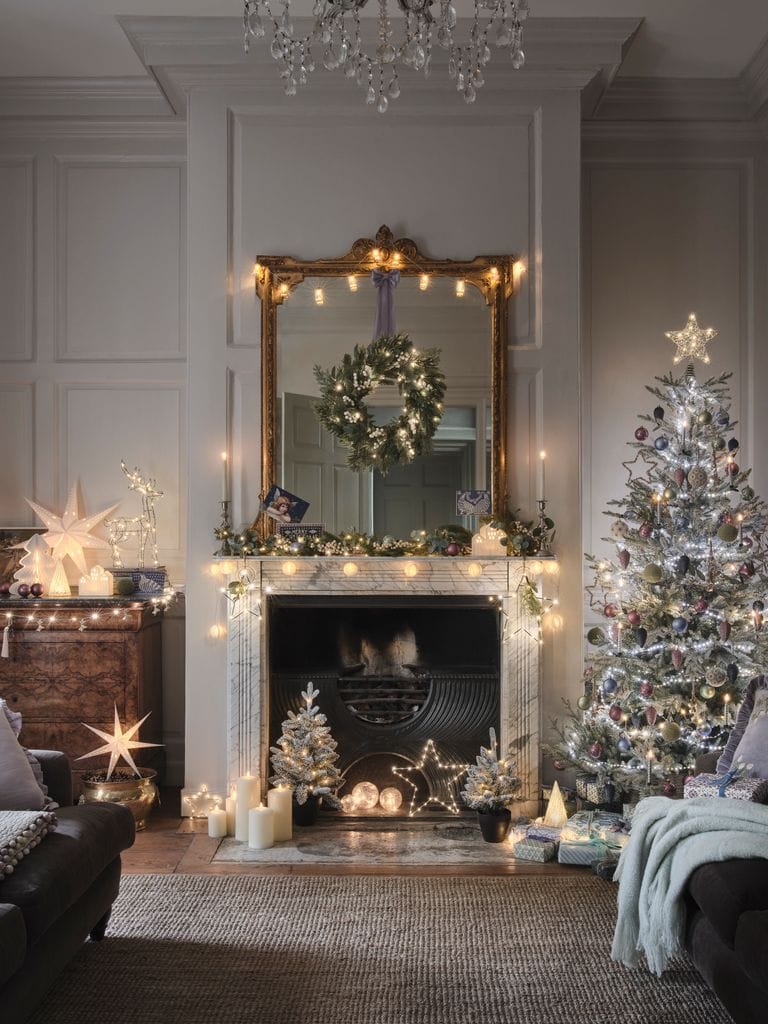 salón clásico iluminado en Navidad