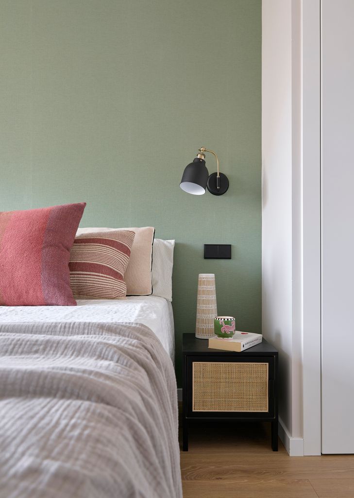 Dormitorio con pared del cabecero de color verde