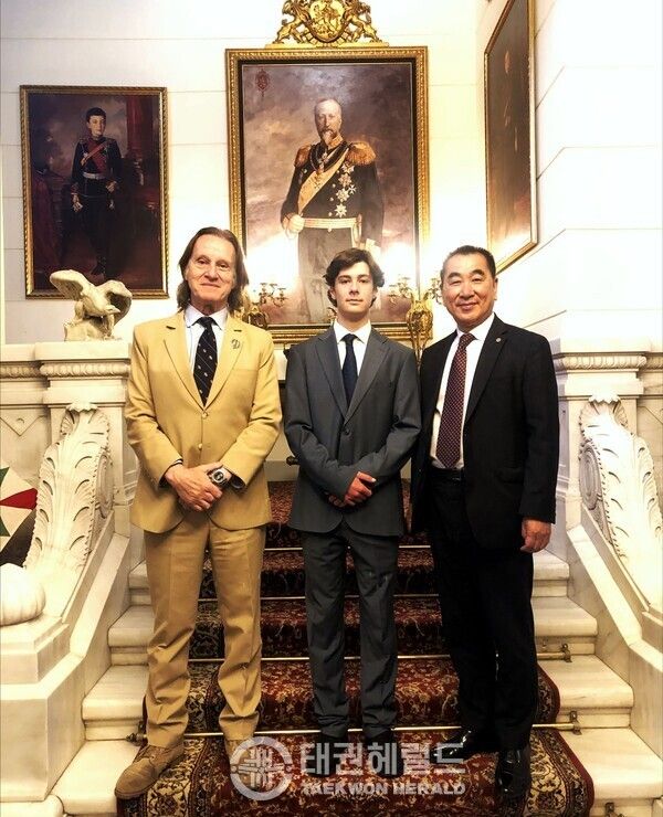Con Choi Jae-chun, president of the Korea Taekwondo UNESCO, en el palacio de Vrana 