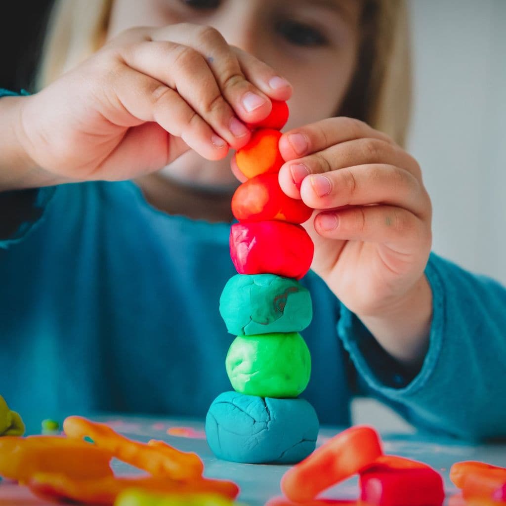 un adorno de plastilina para su mesilla