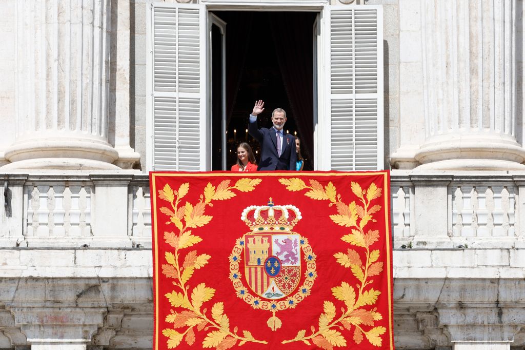Felipe VI en el balcón del Palacio Real de Madrid con motivo del X aniversario de su reinado