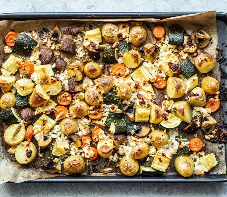 Asado de patatas y verduras con queso feta