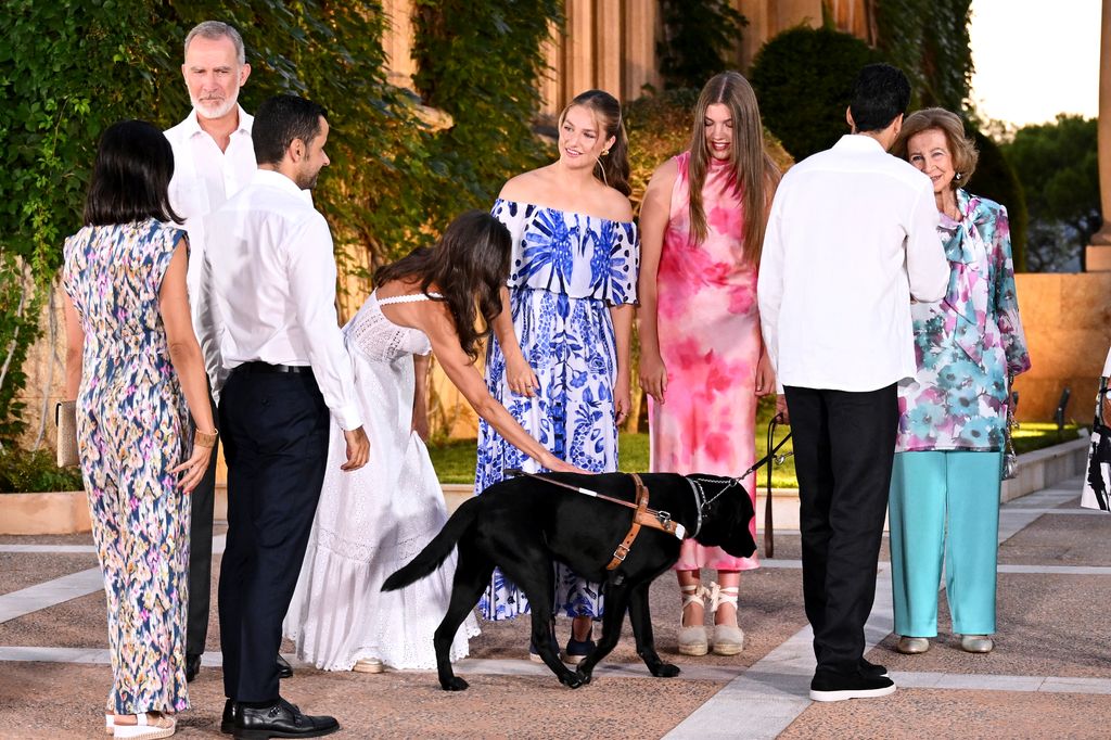 Los reyes Felipe y Letizia con sus hijas, la princesa Leonor y la infanta Sofía, además de la reina Sofía, en la recepción en el Palacio de Marivent, en Palma de Mallorca, el 4 de agosto de 2025