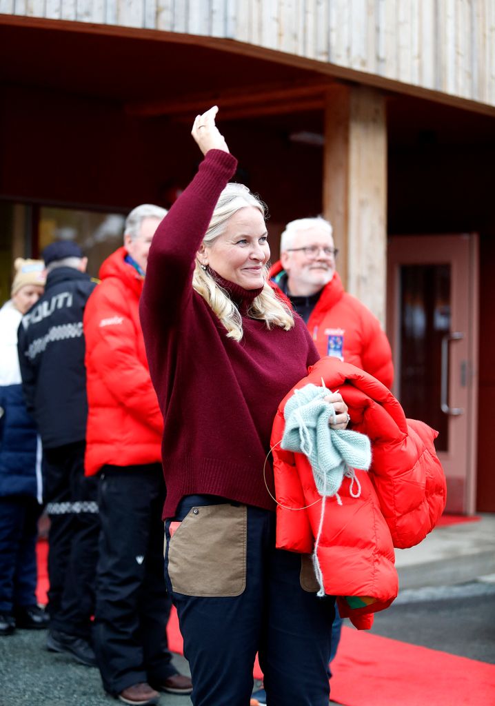 El príncipe Haakon de Noruega y la princesa Mette-Marit en el campeonato de relevos femenino
