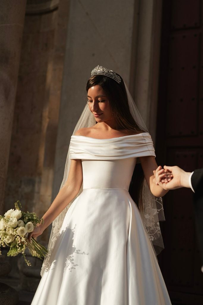 Novia con tiara y velo bordado