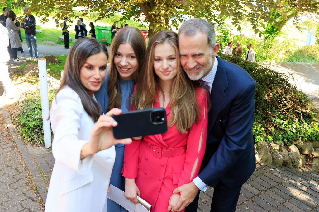 Los Reyes en la graduación de la princesa Leonor en el UWC Atlantic College en 2023.