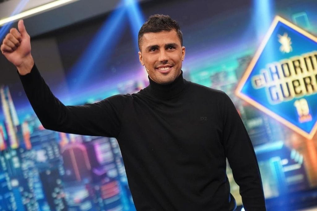 Plano medio de Rodri en El Hormiguero saludando al público