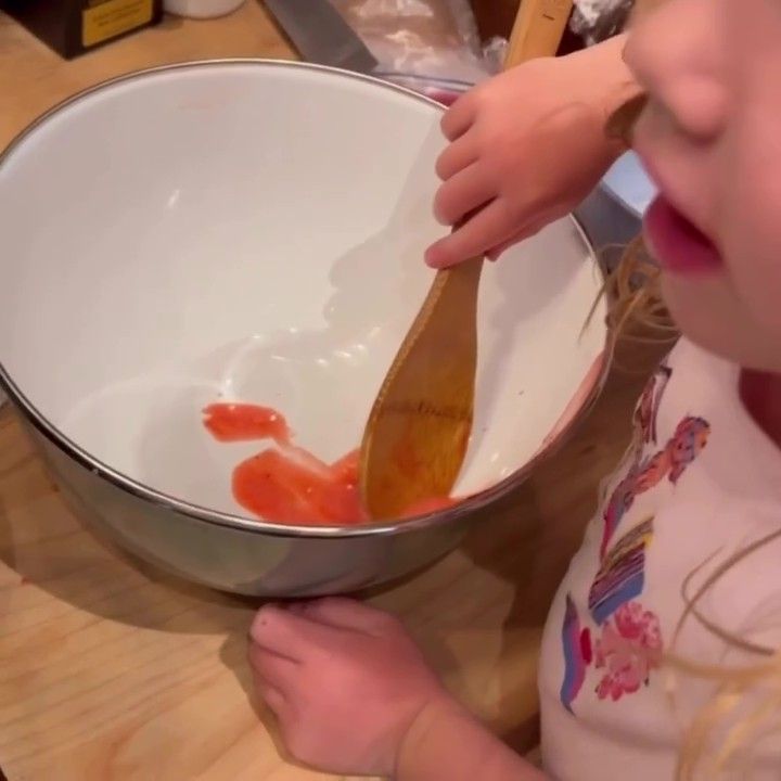 Lilibet apareció en un breve video cocinando junto a su mamá.