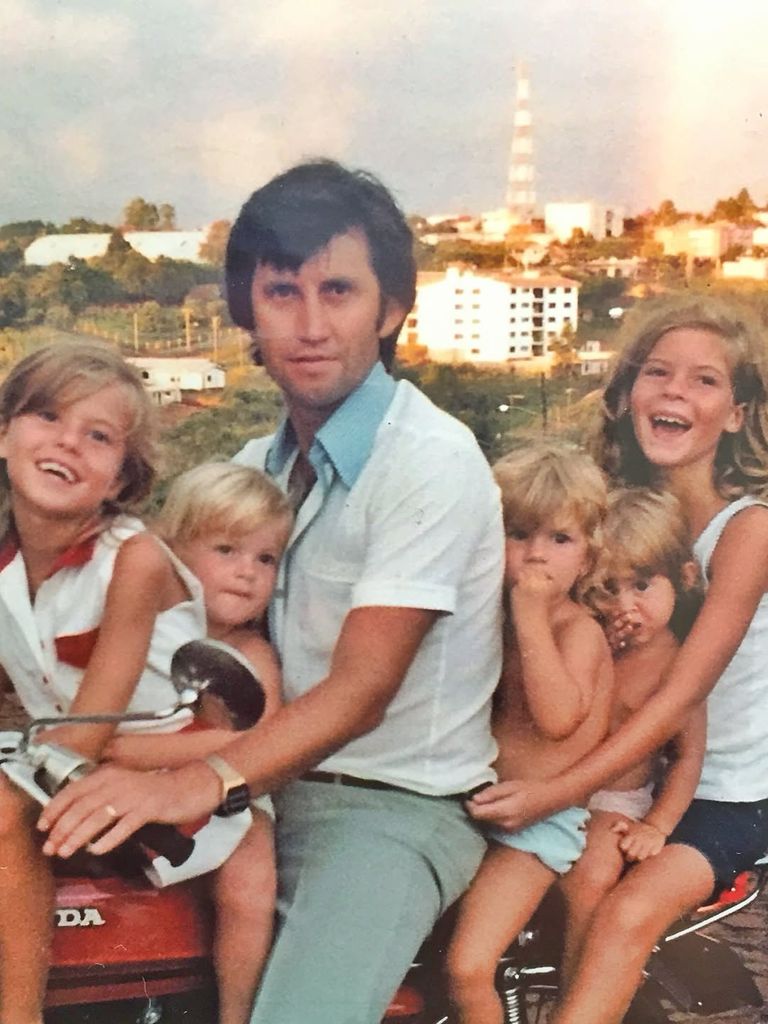 Una foto del recuerdo... Gisele Bündchen de niña con sus hermanos y su padre.