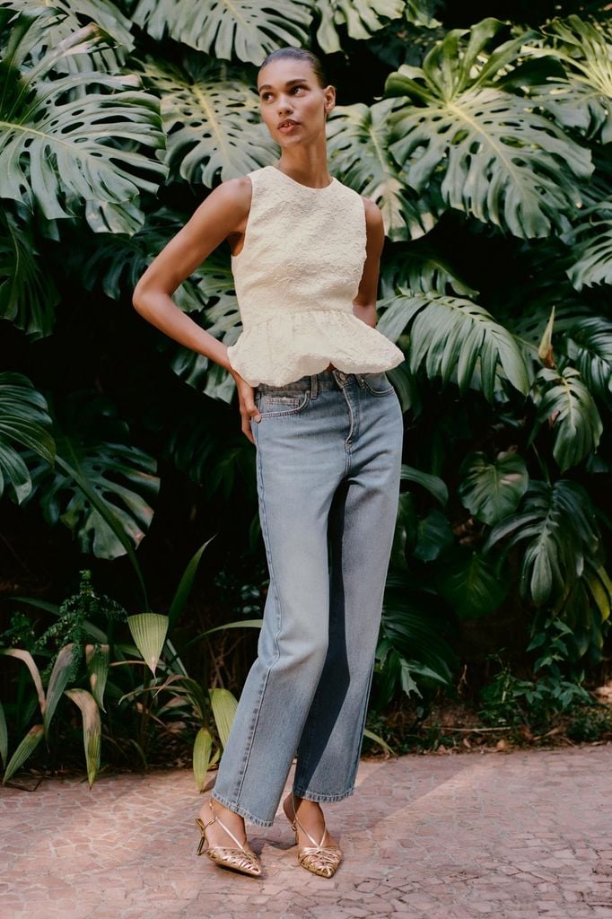 Look con sandalias doradas de Zara