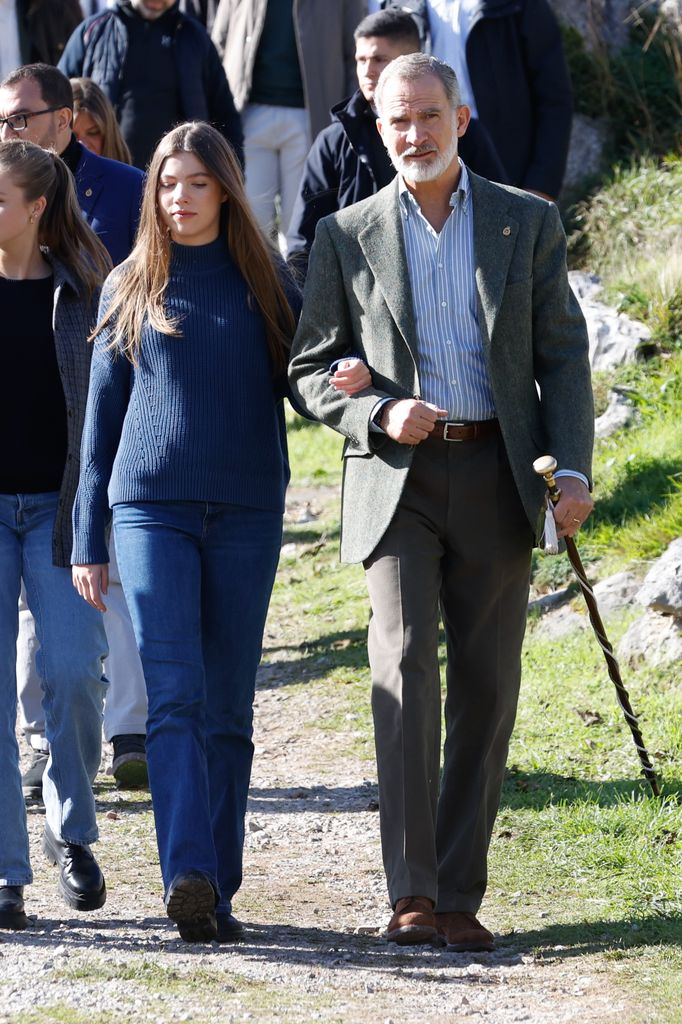 Infanta Sofía andando por Sotres cogida del brazo de su padre el rey Felipe VI
