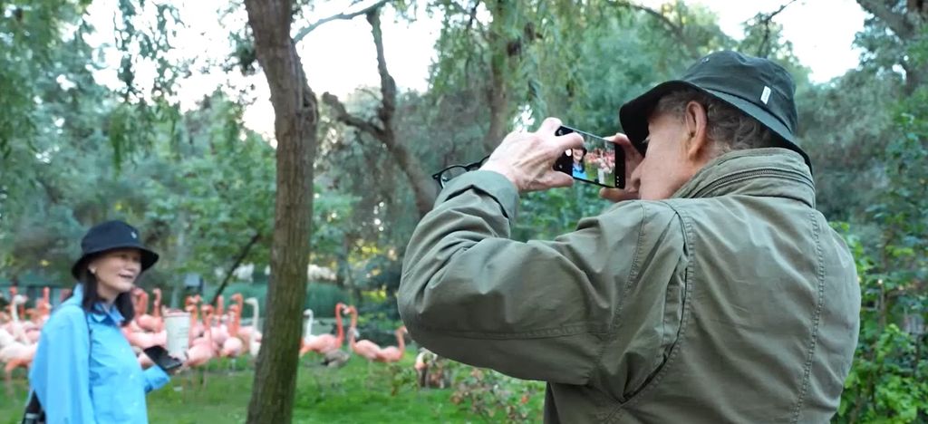 Woody le hace una foto a su mujer en el Zoo de Madrid