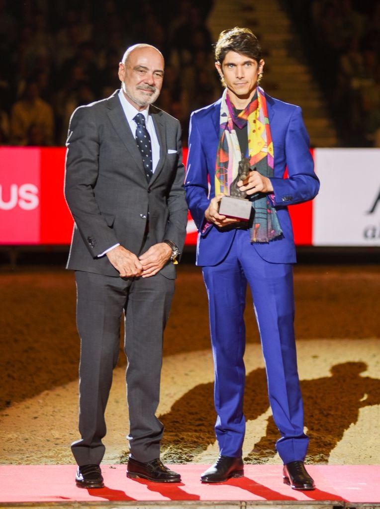 Plano entero de Sebastián Castella posando con su premio