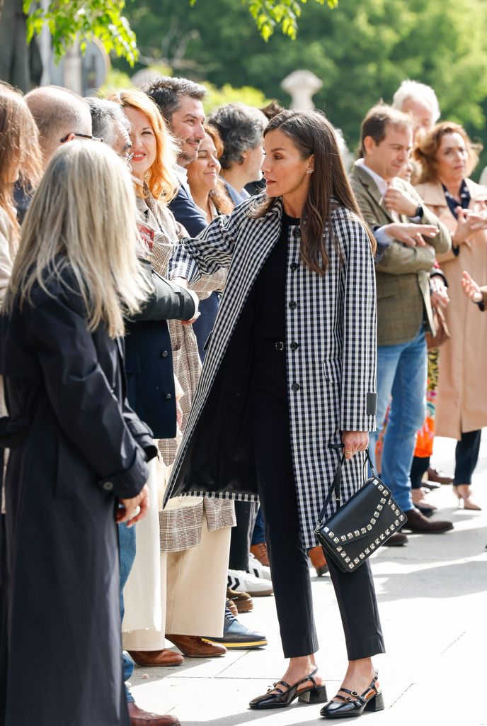 Doña Letizia rescata en Madrid su bolso roquero favorito de una firma de Inditex en el 50 aniversario de Zara