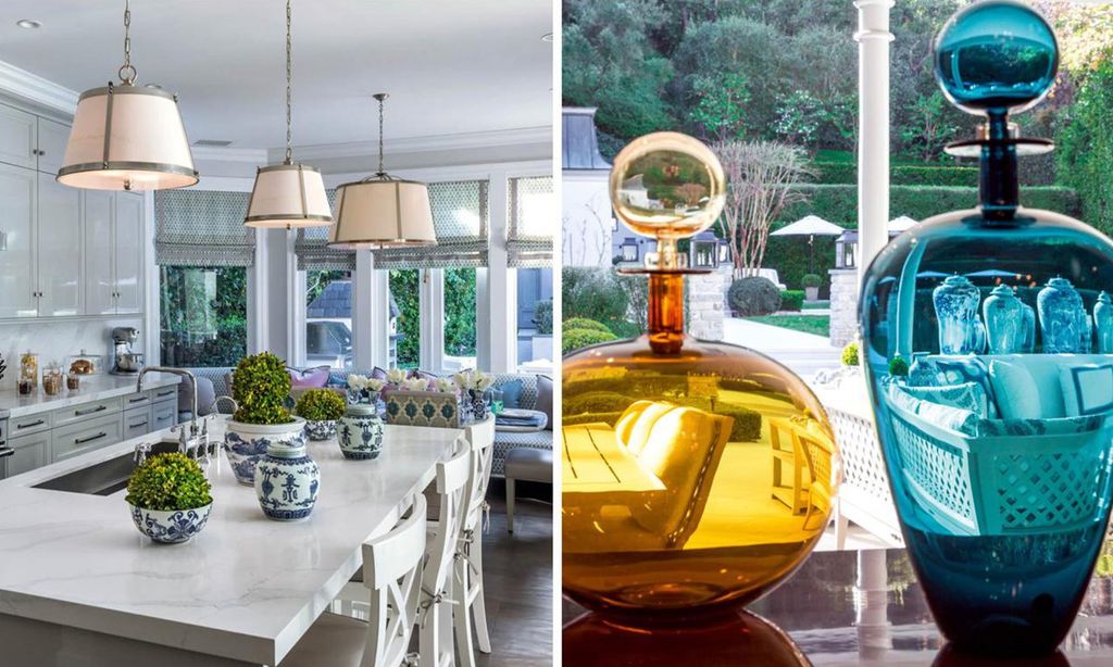 
Arriba, la mesa exterior, preparada con vasos de Aerin Lauder, servilletas de Williams Sonoma, vajilla de Bernardaud y cubertería de Christofle. Abajo, la cocina y detalle de los botelleros de colores.
