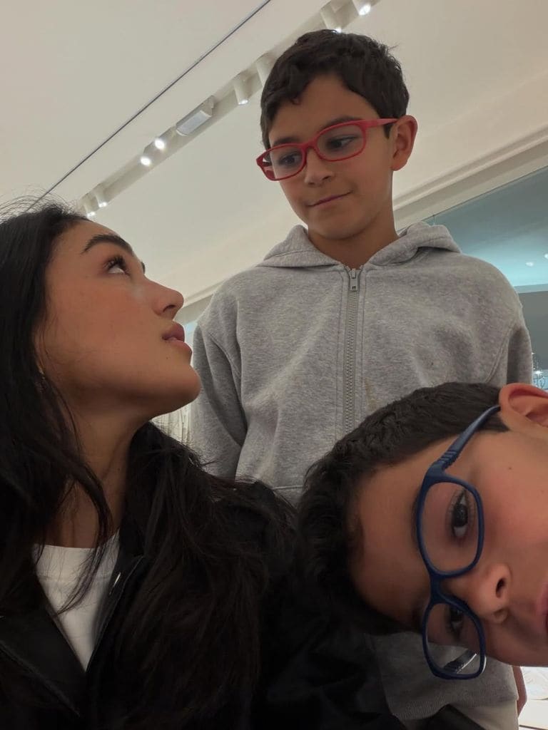 Ale Capetillo junto a sus hermanos, los mellizos Daniel y Manuel,