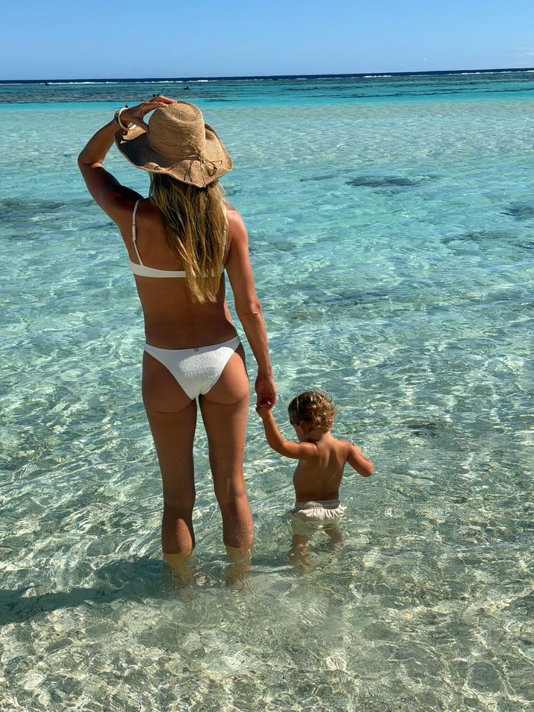 Gisele Bündchen con su hijo River en el mar