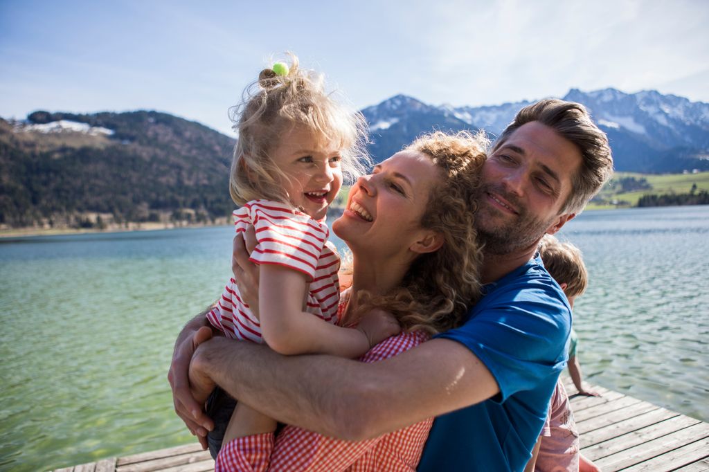 Padres con sus hijos en un lago