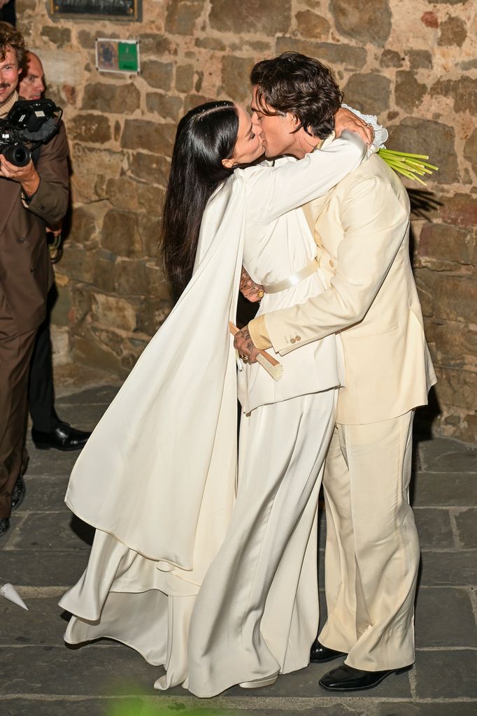 Dove Cameron y Damiano David se funden en un beso tras su boda en La Toscana