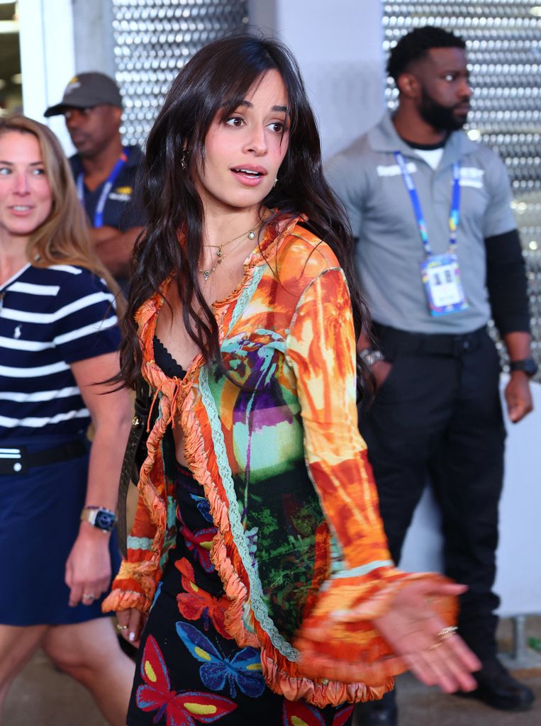 Camila Cabello llegando impecable al partido.