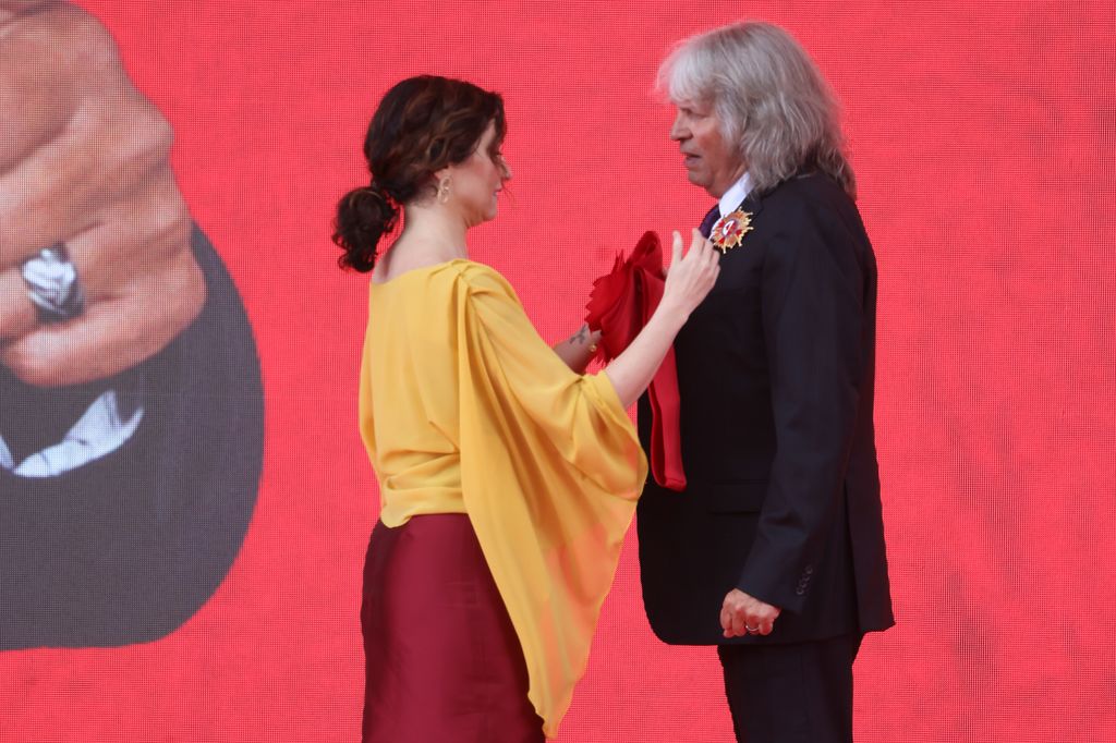 Isabel Diaz entrega la medalla a José MercÉ