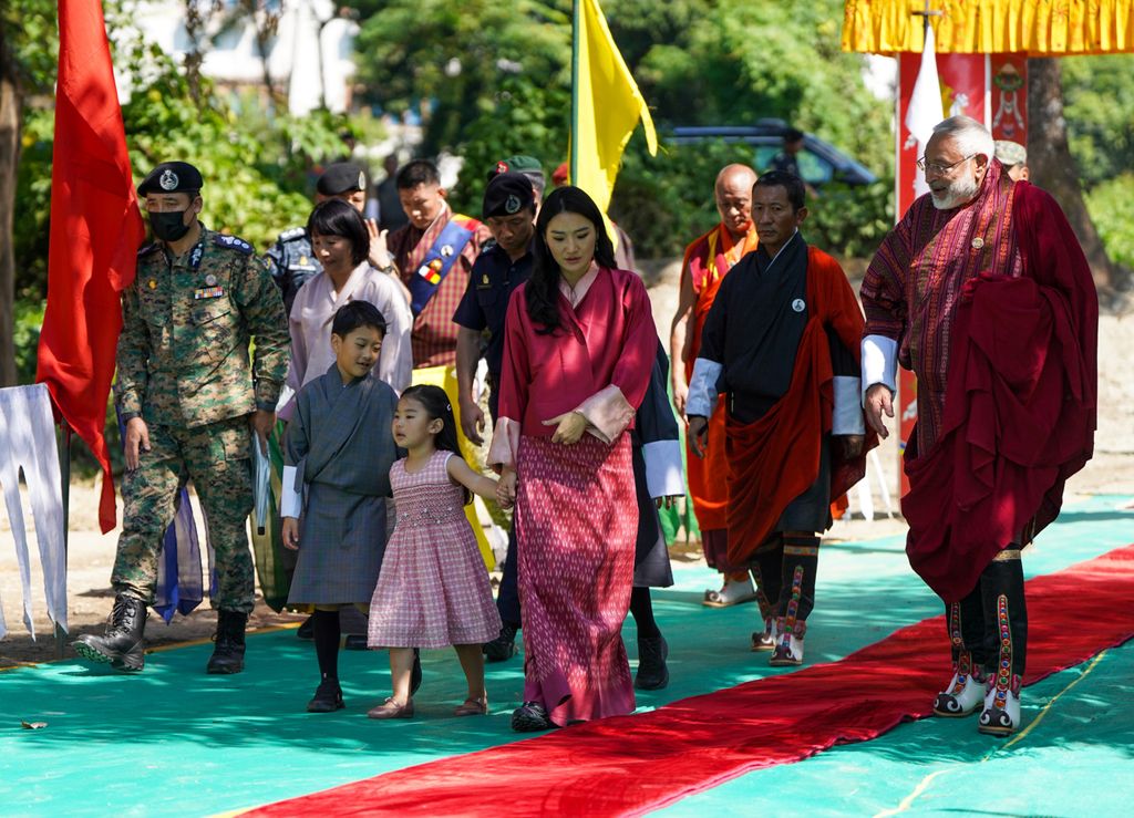 El plan más personal y trascendental de la reina de Bután: Jetsun Pema arranca una nueva era para el Himalaya con sus hijos como testigos