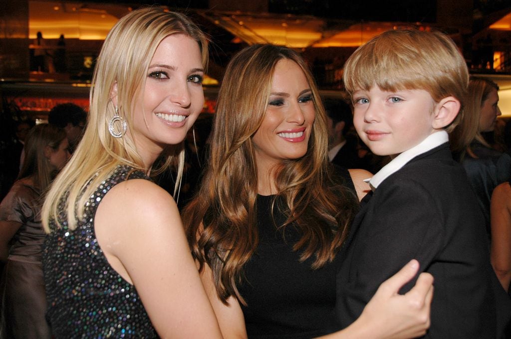 Ivanka Trump junto a su hermano Barron y Melania Trump en una tierna foto familiar tomada en octubre de 2009 en Nueva York.