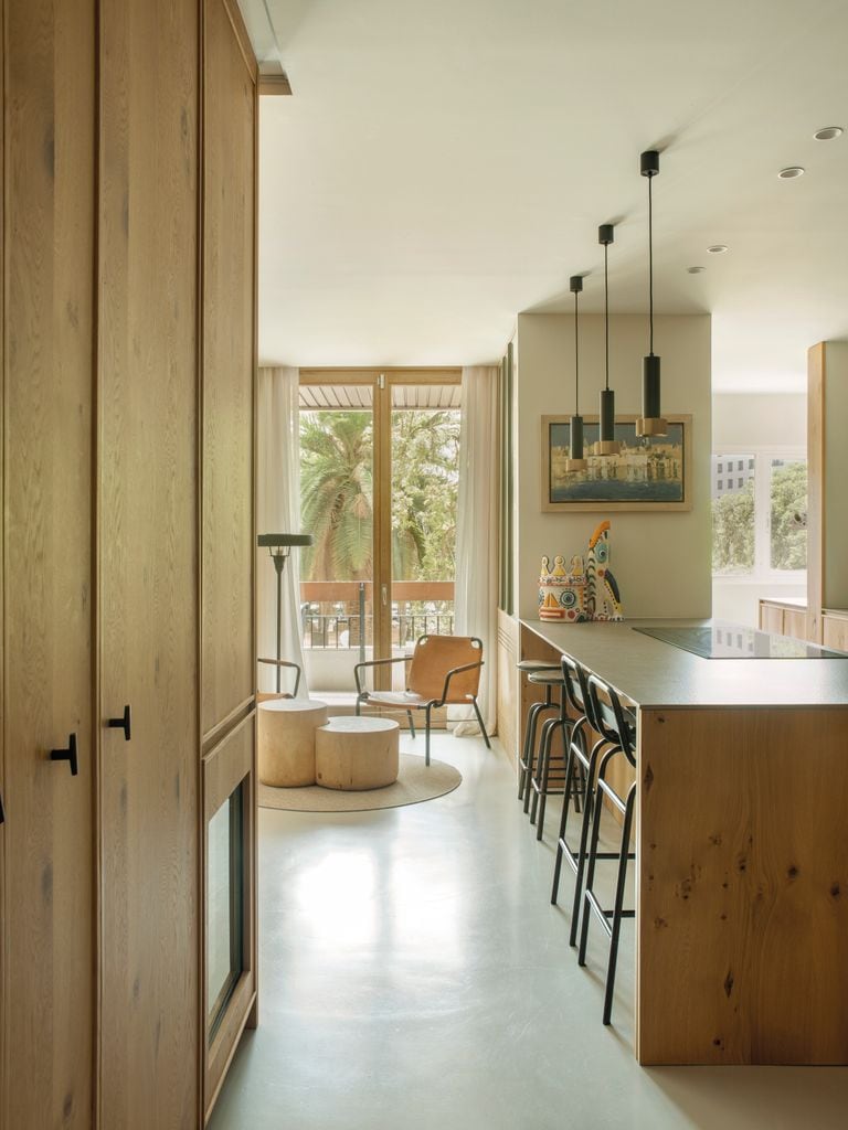 Cocina que alberga un rincón de descanso, conversación o lectura