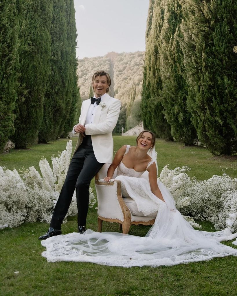 Jake Bongiovi y Millie Bobby Brown el día de su boda