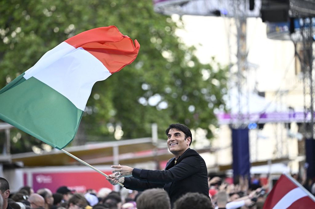 Sal Da Vinci , el representante de Italia pasando por la alfombra turquesa