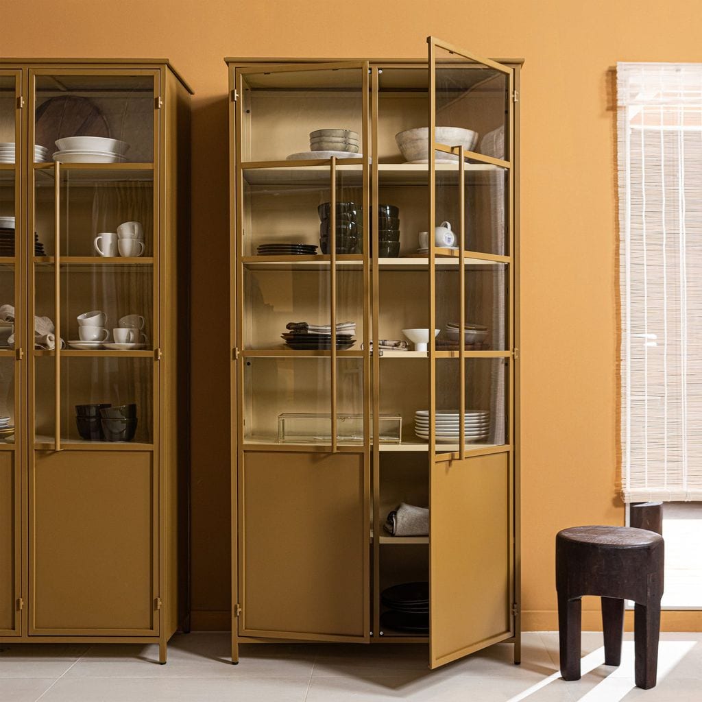 Vitrina de color mostaza