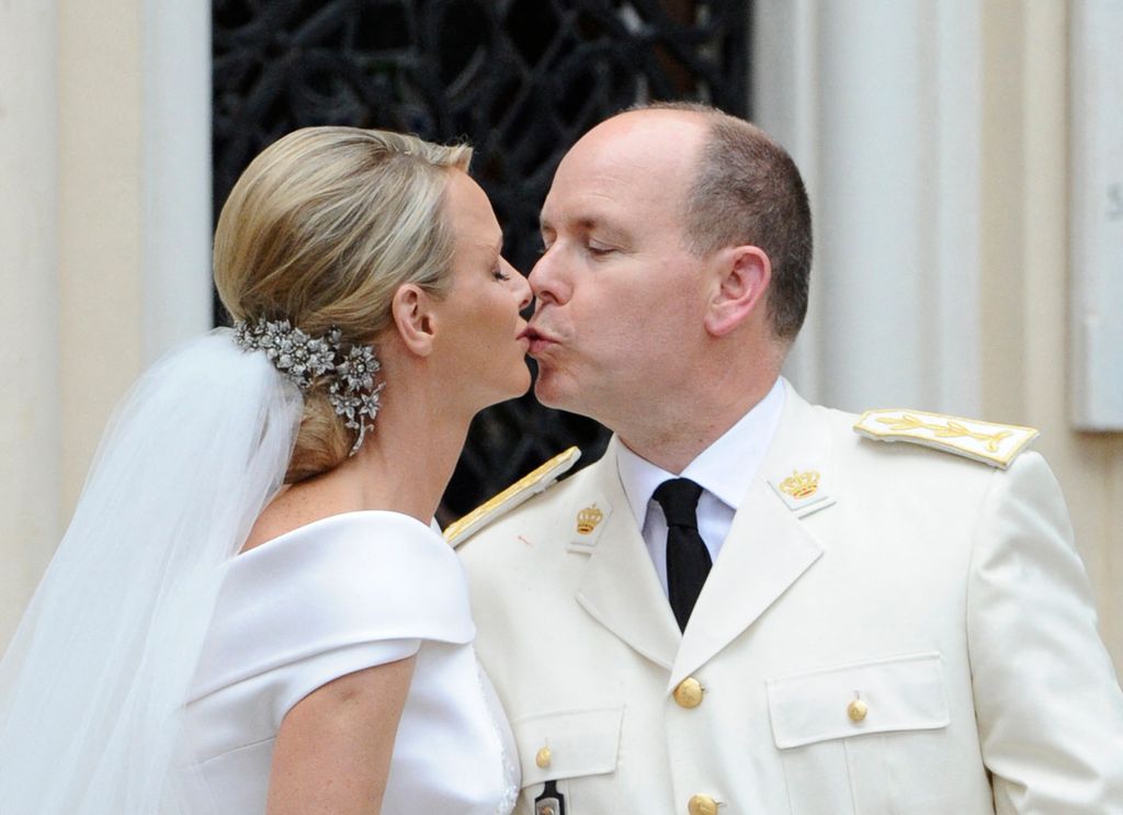 La princesa Charlene lució unas impresionantes flores de diamantes para el día de su boda
