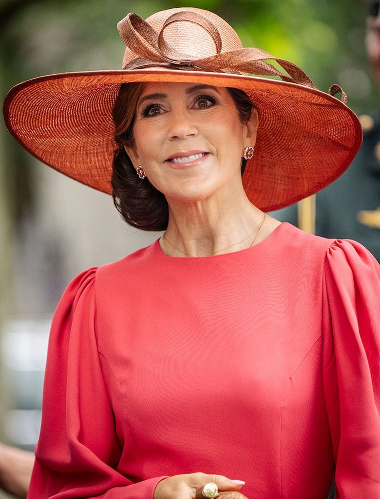 Mary de Dinamarca con vestido liso en rosa coral y accesorios